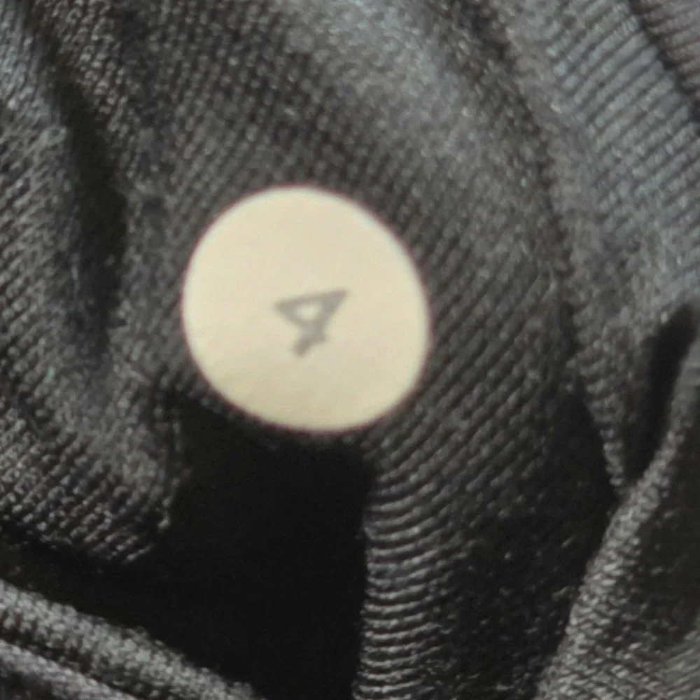 Lululemon Womens Size 4 Black Casual Workout Capri Cropped Leggings Gym Run Yoga